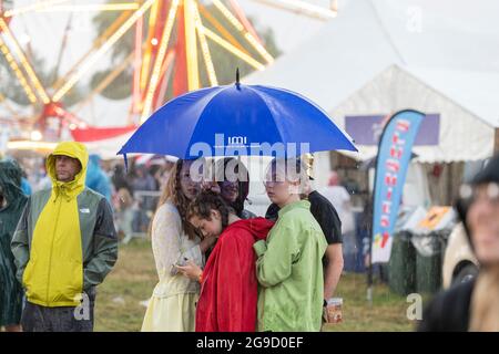 Standon, Hertfordshire, Regno Unito. 25 luglio 2021. La gente ottiene interferita nella pioggia torrenziale e nel thunder a Standon che chiama il credito del festival di musica: Julian Eales/Alamy Live News Foto Stock