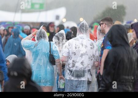 Standon, Hertfordshire, Regno Unito. 25 luglio 2021. La gente ottiene interferita nella pioggia torrenziale e nel thunder a Standon che chiama il credito del festival di musica: Julian Eales/Alamy Live News Foto Stock