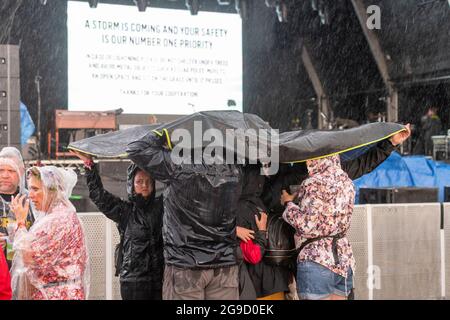 Standon, Hertfordshire, Regno Unito. 25 luglio 2021. La gente ottiene interferita nella pioggia torrenziale e nel thunder a Standon che chiama il credito del festival di musica: Julian Eales/Alamy Live News Foto Stock