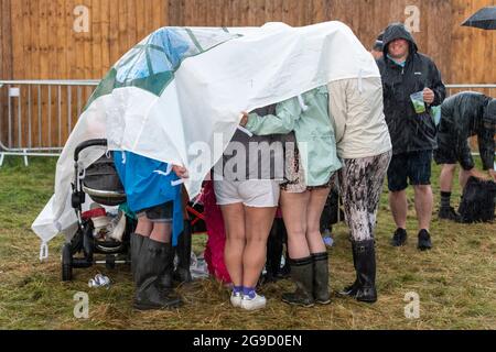 Standon, Hertfordshire, Regno Unito. 25 luglio 2021. La gente ottiene interferita nella pioggia torrenziale e nel thunder a Standon che chiama il credito del festival di musica: Julian Eales/Alamy Live News Foto Stock