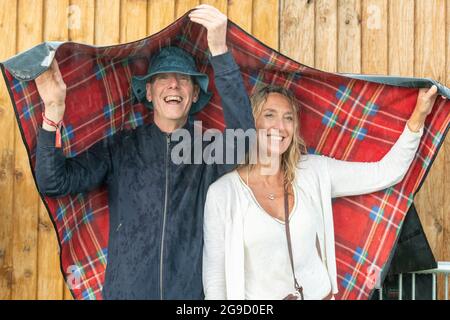 Standon, Hertfordshire, Regno Unito. 25 luglio 2021. La gente ottiene interferita nella pioggia torrenziale e nel thunder a Standon che chiama il credito del festival di musica: Julian Eales/Alamy Live News Foto Stock