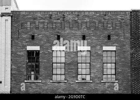 Finestre d'epoca e facciata in mattoni nel centro storico di Rock Hill, Carolina del Sud, Stati Uniti Foto Stock