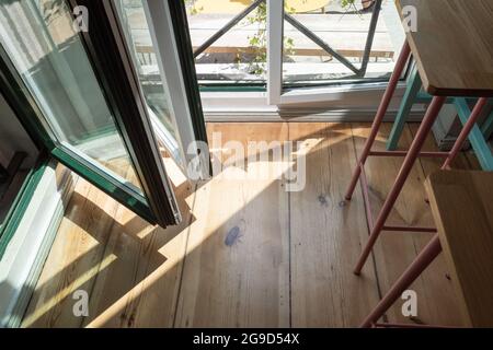 Vista dall'alto, parte inferiore delle porte pieghevoli o delle finestre tra gli angoli della stanza. Foto Stock