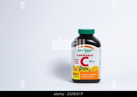 Le compresse di vitamina C sono in una bottiglia di plastica isolata su uno sfondo bianco, Jamieson pillole di vitamina C. Foto Stock