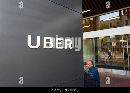 STATI UNITI. 13 ottobre 2017. Cartello con logo e ingresso presso la sede centrale della società di tecnologia di car-sharing Uber nel quartiere South of Market (Soma) di San Francisco, California, 13 ottobre 2017. Soma è nota per avere una delle più alte concentrazioni di aziende tecnologiche e startup di qualsiasi regione a livello mondiale. (Foto di Smith Collection/Gado/Sipa USA) Credit: Sipa USA/Alamy Live News Foto Stock