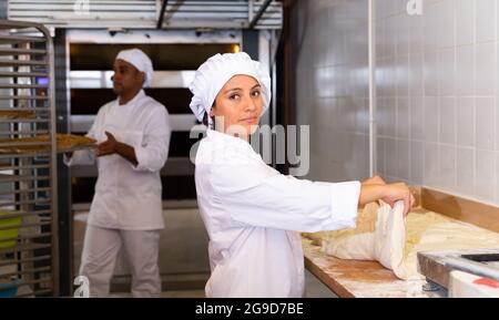 Lavoratore di panetteria che prepara l'impasto per la cottura Foto Stock