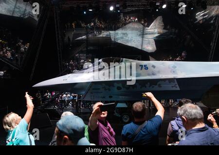 Mosca, Russia. 25 luglio 2021. La gente visita il Salone Internazionale dell'Aviazione e dello spazio (MAKS)-2021 durante il suo giorno di chiusura in un sobborgo di Mosca, Russia, il 25 luglio 2021. Credit: Bai Xueqi/Xinhua/Alamy Live News Foto Stock