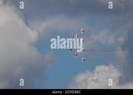 Mosca, Russia. 25 luglio 2021. Il team di dimostrazione aerobica Swifts si esibir durante la giornata di chiusura del Salone Internazionale dell'Aviazione e dello spazio (MAKS)-2021 in un sobborgo di Mosca, in Russia, il 25 luglio 2021. Credit: Bai Xueqi/Xinhua/Alamy Live News Foto Stock