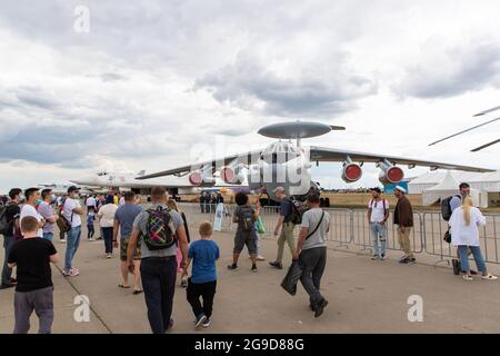 Mosca, Russia. 25 luglio 2021. La gente visita il Salone Internazionale dell'Aviazione e dello spazio (MAKS)-2021 durante il suo giorno di chiusura in un sobborgo di Mosca, Russia, il 25 luglio 2021. Credit: Bai Xueqi/Xinhua/Alamy Live News Foto Stock
