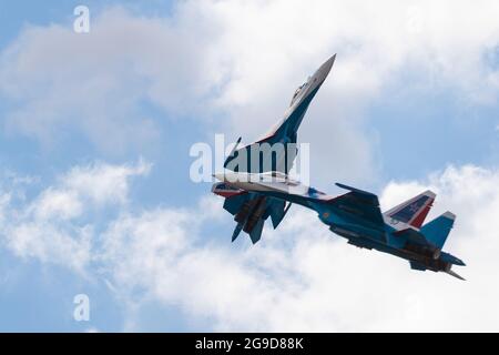 Mosca, Russia. 25 luglio 2021. Il team di dimostrazione acrobatica dei Cavalieri russi si esibir durante la giornata di chiusura del Salone Internazionale dell'Aviazione e dello spazio (MAKS)-2021 in un sobborgo di Mosca, in Russia, il 25 luglio 2021. Credit: Bai Xueqi/Xinhua/Alamy Live News Foto Stock