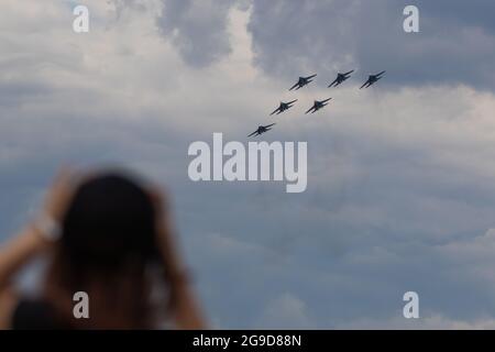 Mosca, Russia. 25 luglio 2021. Il team di dimostrazione acrobatica dei Cavalieri russi si esibir durante la giornata di chiusura del Salone Internazionale dell'Aviazione e dello spazio (MAKS)-2021 in un sobborgo di Mosca, in Russia, il 25 luglio 2021. Credit: Bai Xueqi/Xinhua/Alamy Live News Foto Stock