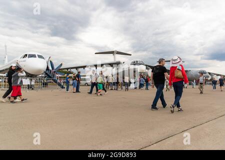 Mosca, Russia. 25 luglio 2021. La gente visita il Salone Internazionale dell'Aviazione e dello spazio (MAKS)-2021 durante il suo giorno di chiusura in un sobborgo di Mosca, Russia, il 25 luglio 2021. Credit: Bai Xueqi/Xinhua/Alamy Live News Foto Stock