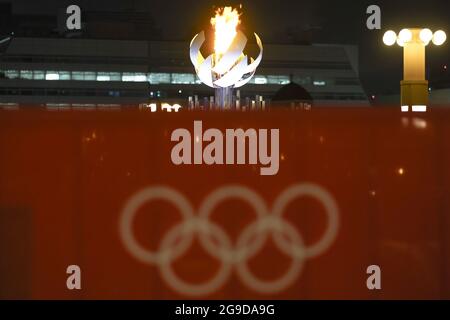 Tokyo, Giappone. 25 luglio 2021. Il torchbearer, che sarà illuminato alla cerimonia di apertura del nuovo stadio nazionale, è stato spostato e installato presso il 'Ponte di Ream' a Tokyo. INightj. Giorno 2 delle Olimpiadi di Tokyo il 25 luglio 2021 a Tokyo, Giappone. (Foto di Kazuki Oishi/Sipa USA) Credit: Sipa USA/Alamy Live News Foto Stock