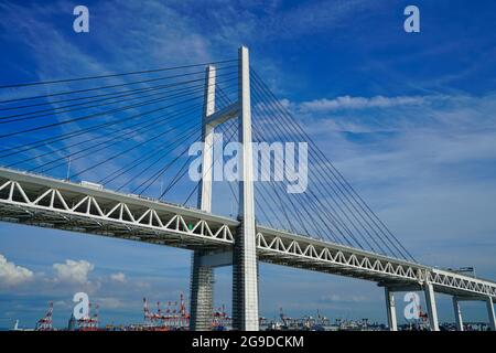 Guardando in alto al Ponte della Baia di Yokohama dalla barca. Crociera sul 'Akira II' nel Porto di Yokohama, Giappone. 2019. Foto Stock