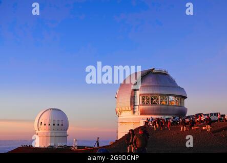 Hawaii, Stati Uniti. - 14 giugno 2019: Molti visitatori godono della vista al tramonto accanto all'osservatorio sulla cima del Monte Osservatorio Mauna Kea sulla Grande Isola di Foto Stock