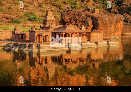 Tempio di Bhootnath nel lago Foto Stock