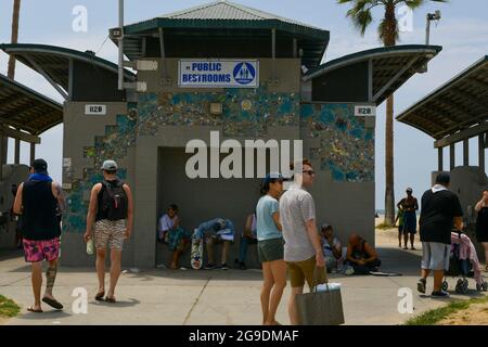 Los Angeles CA - : accampamento senza dimora di Venice Beach a Los Angeles, CA il 25 luglio 2021. Credito: DeeCee carter/MediaPunch Foto Stock