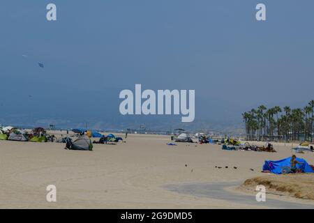 Los Angeles CA - : accampamento senza dimora di Venice Beach a Los Angeles, CA il 25 luglio 2021. Credito: DeeCee carter/MediaPunch Foto Stock
