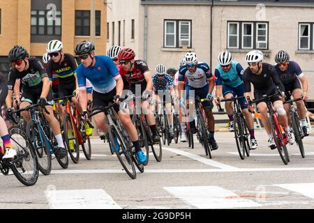 Wauwatosa, WI/USA - 27 giugno 2021: Categoria tre quattro uomini di corsa si trovano ad angolo al Tosa Village Classic in Tour of America's Dairyland serie ciclistica. Foto Stock