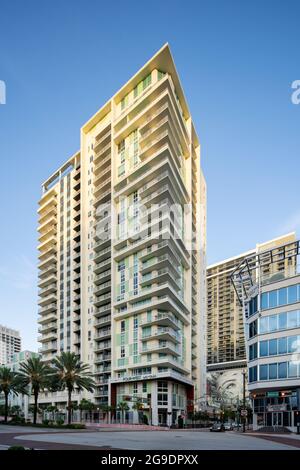 Fort Lauderdale, FL, USA - 23 Luglio 2021: Edificio di lusso Four West Las Olas a Riverfront District Foto Stock