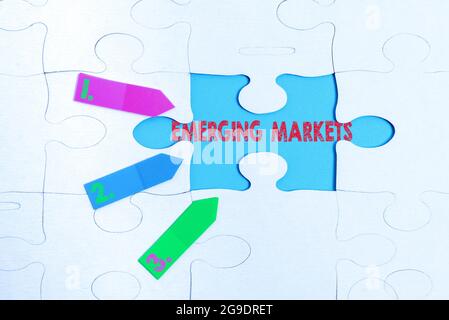 Visualizzazione concettuale dei mercati emergenti. Le nazioni di idea di affari che stanno investendo in capacità più produttiva che costruono un modello bianco incompiuto di Jigsaw Foto Stock