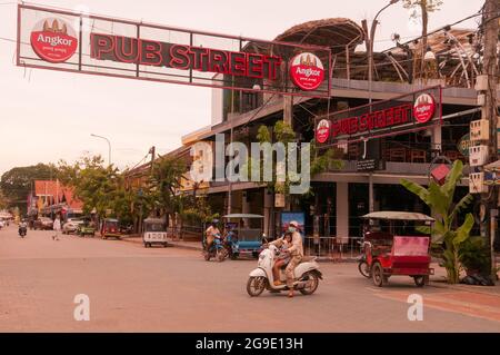 Una madre cambogiana, che indossa una maschera protettiva, e il suo bambino cavalcano una moto all'ingresso di Pub Street. Tutti i bar e i ristoranti di Pub Street sono chiusi da oltre 2 mesi. Normalmente occupati con turisti internazionali, ora Pub Street è deserta, tranne alcuni locali, durante la pandemia del coronavirus. Siem Reap sta attraversando una crisi economica a causa del COVID -19. Siem Reap, Cambogia. 31 maggio 2020. © Kraig Lieb Foto Stock