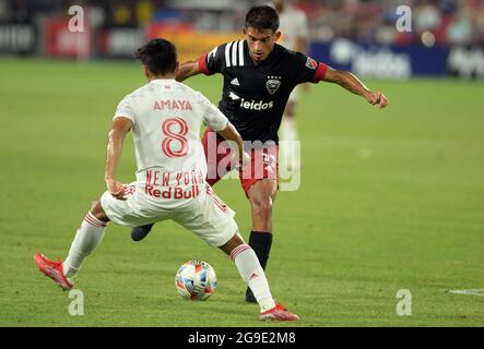 Washington, Stati Uniti. 25 luglio 2021. Il centrocampista della D.C. United Yamil Asad (11) si è schierato contro il centrocampista dei New York Red Bulls Frankie Amaya (8) nella seconda metà all'Audi Field di Washington, DC, domenica 25 luglio 2021. United sconfisse i Red Bulls 1-0. (Foto di Chuck Myers/Sipa USA) Credit: Sipa USA/Alamy Live News Foto Stock