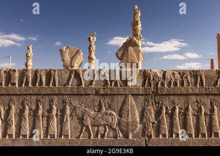 Persepolis, rilievo delle rovine di Apadana, capitale dell'impero achemenide, sobborgo di Shiraz, Provincia di Fars, Iran, Persia, Asia occidentale, Asia Foto Stock