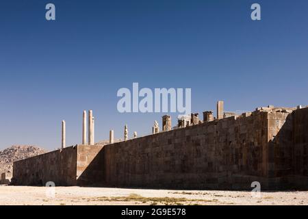 Persepolis, vista distante della piattaforma del complesso di capitale, capitale cerimoniale dell'impero di Achemenid, provincia di Vars, Iran, Persia, Asia occidentale, Asia Foto Stock