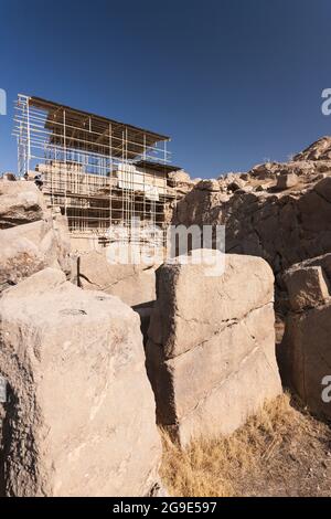 Persepolis, tomba incompiuta di Darius III (stimata), tomba tagliata a roccia, capitale dell'impero di Achemenid, provincia di Fars, Iran, Persia, Asia occidentale, Asia Foto Stock