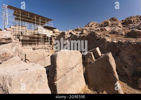 Persepolis, tomba incompiuta di Darius III (stimata), tomba tagliata a roccia, capitale dell'impero di Achemenid, provincia di Fars, Iran, Persia, Asia occidentale, Asia Foto Stock