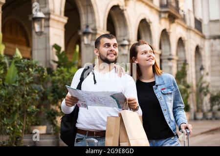 Turisti a piedi con mappa in strada Foto Stock