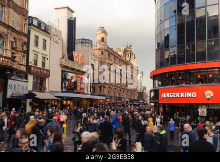 File foto datata 22/03/14 di una vista generale di Leicester Square nel centro di Londra. Gli sviluppatori di proprietà sono destinati a spendere £100 milioni trasformando l'angolo nord-est di Leicester Square di Londra. Data di emissione: Lunedì 26 luglio 2021. Foto Stock