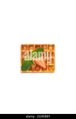 Waffle belgi con fragola e menta su sfondo bianco isolato Foto Stock