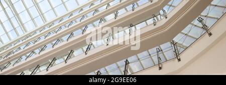 Edificio moderno e spazioso con tetto in vetro dall'interno Foto Stock