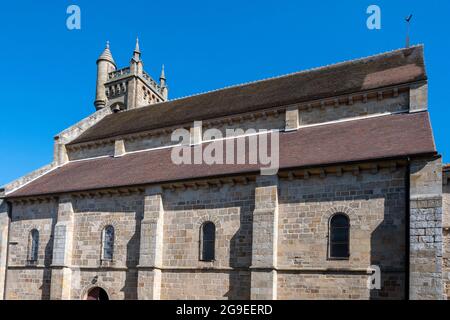 Ebreuil. Chiesa di Saint-Leger classificato come monumento storico , Allier dipartimento, Auvergne-Rhone-Alpes, Francee Foto Stock