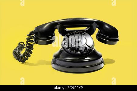 Apparecchio telefonico rotante retro nero con ricevitore su una base in un concetto di telecomunicazioni su sfondo giallo Foto Stock