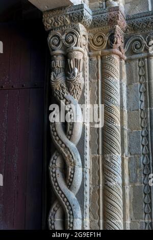 Saint-Gervais e Saint-Protais du Montet , portale della chiesa, scultura di un serpente , Allier , Auvergne Rhone Alpes, Francia Foto Stock