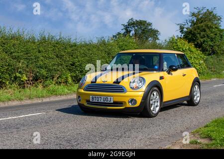 2007 giallo Mini One 2dr 1397cc benzina piccolo in viaggio per Capesthorne Hall Classic luglio mostra auto, Cheshire, Regno Unito Foto Stock