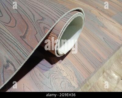 Linoleum arrotolato. Rotolo di linoleum con struttura in legno.  Rivestimenti per pavimenti per la casa Foto stock - Alamy