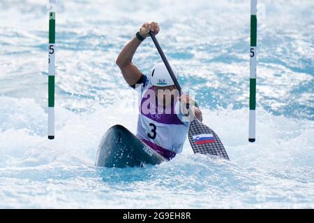 Benjamin Savsek della Slovenia durante la semifinale maschile della canoa al Kasai Canoe Slalom Center il terzo giorno dei Giochi Olimpici di Tokyo 2020 in Giappone. Data immagine: Lunedì 26 luglio 2021. Foto Stock