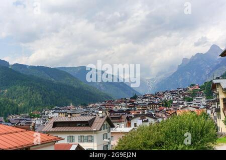 Auronzo di Cadore, Italia (25 luglio 2021) - Vista sulla città alpina di Auronzo di Cadore Foto Stock