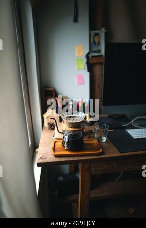 acqua calda nel gocciolatore di caffè sopra il vaso di vetro. Foto Stock