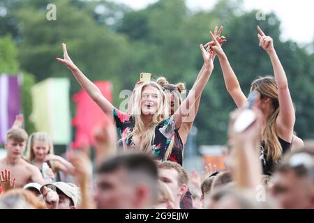 Sheffield, Regno Unito. 25 luglio 2021. Gli amanti del festival si divertono con la musica durante il terzo giorno del Tramlines Festival a Sheffield, Regno Unito, il 25/7/2021. (Foto di Isaac Parkin/News Images/Sipa USA) Credit: Sipa USA/Alamy Live News Foto Stock