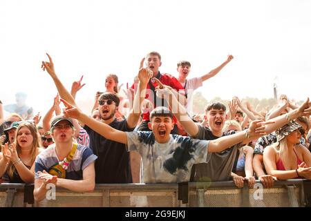 Sheffield, Regno Unito. 25 luglio 2021. Gli amanti del festival si divertono con la musica durante il terzo giorno del Tramlines Festival a Sheffield, Regno Unito, il 25/7/2021. (Foto di Isaac Parkin/News Images/Sipa USA) Credit: Sipa USA/Alamy Live News Foto Stock