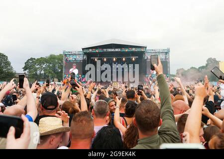Sheffield, Regno Unito. 25 luglio 2021. Gli amanti del festival si divertono con la musica durante il terzo giorno del Tramlines Festival a Sheffield, Regno Unito, il 25/7/2021. (Foto di Isaac Parkin/News Images/Sipa USA) Credit: Sipa USA/Alamy Live News Foto Stock