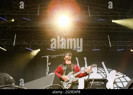 Gaz Coombes of Supergrass si esibisce sul palco principale durante il terzo giorno del Tramlines Festival Foto Stock