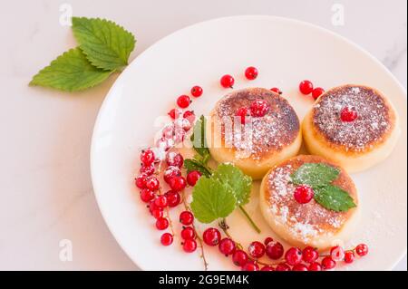 cheesecakes colazione o dessert scirniki cagliato frittelle di formaggio cottage. pasto sano vista dall'alto. Foto Stock