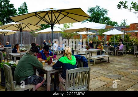 Posti a sedere Extrior al Café nel Walled Rose Garden Wynyard Hall Tees Valley England UK Foto Stock