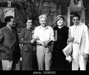 L'autrice FANNIE HURST sul set visitando IRENE DUNNE (stella della versione cinematografica del suo romanzo Back Street) e il regista JOHN M. STAHL (regista di film dei suoi romanzi Back Street e Imitazione della vita) durante le riprese della MAGNIFICA OSSESSIONE 1935 romanzo Lloyd C. Douglas Universal Pictures Foto Stock